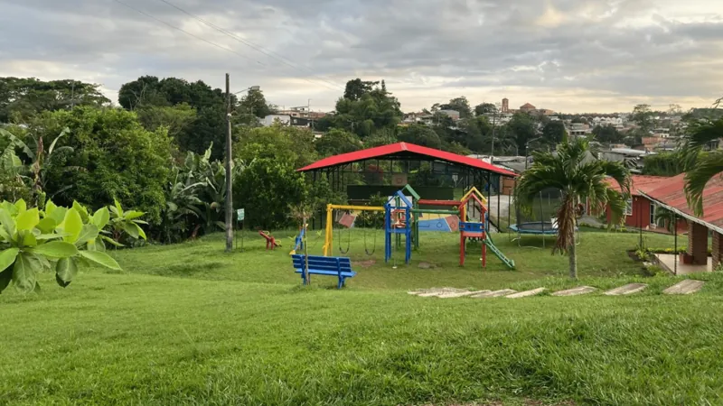 Parque infantil entre prados y árboles en la sede de Cali