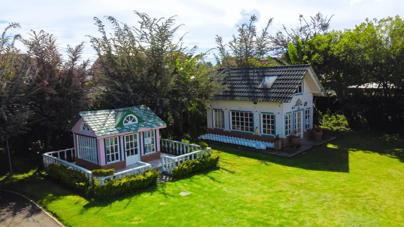 Casitas de juego en el jardín de la sede de Chía