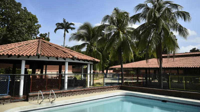 Piscina y kiosco entre palmeras en la sede de Cúcuta