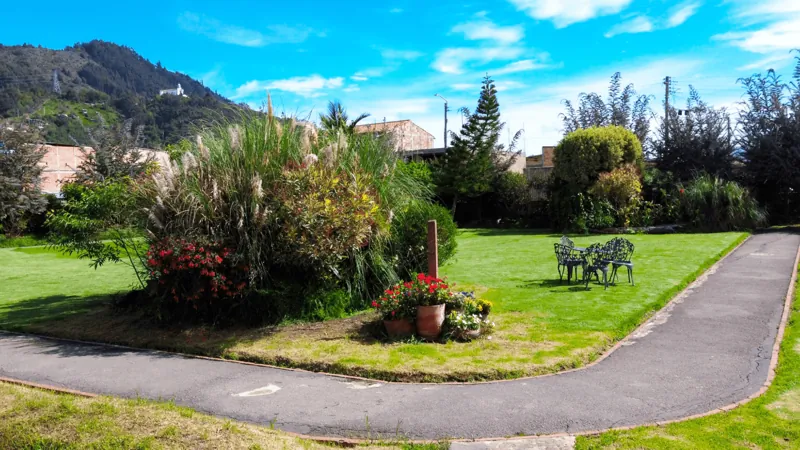 Jardín y sendero de la sede de Ibagué con montañas al fondo