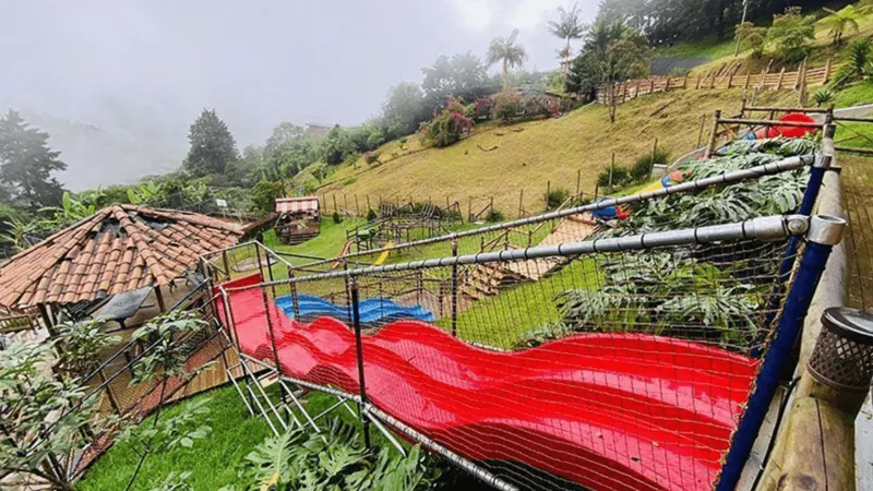Rodadero rojo y zona de juegos de la sede de Medellín en la montaña