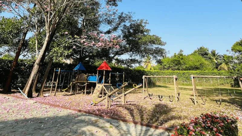 Parque infantil y cancha bajo los árboles en la sede de Montería