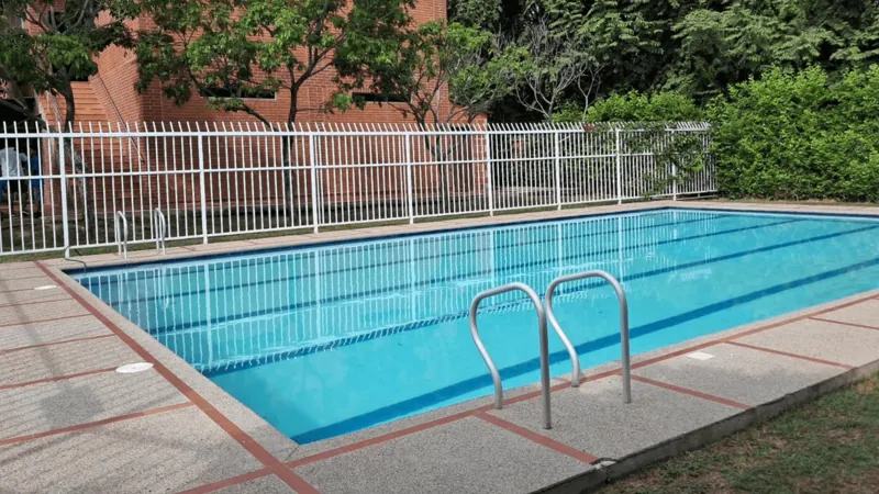 Piscina con baranda en la sede de Neiva