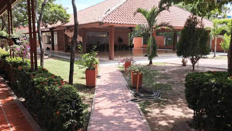 Sendero de ladrillo hacia las casas de la sede de Neiva