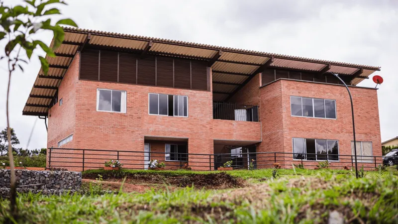Edificio de ladrillo de dos pisos de la sede de Popayán