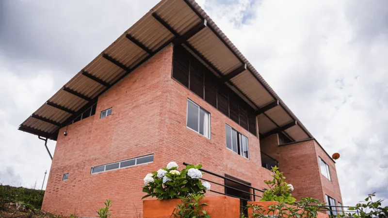 Fachada de ladrillo con techo en voladizo de la sede de Popayán
