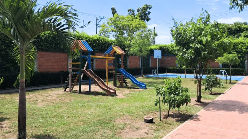 Parque infantil, piscina y jardín de la sede de Neiva